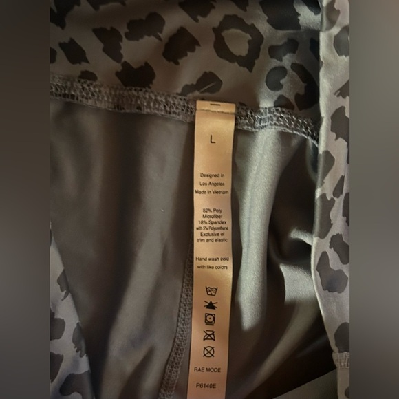 Free shirt with purchase of leggings, blue/grey leopard print leggings, outfit - Picture 6 of 7